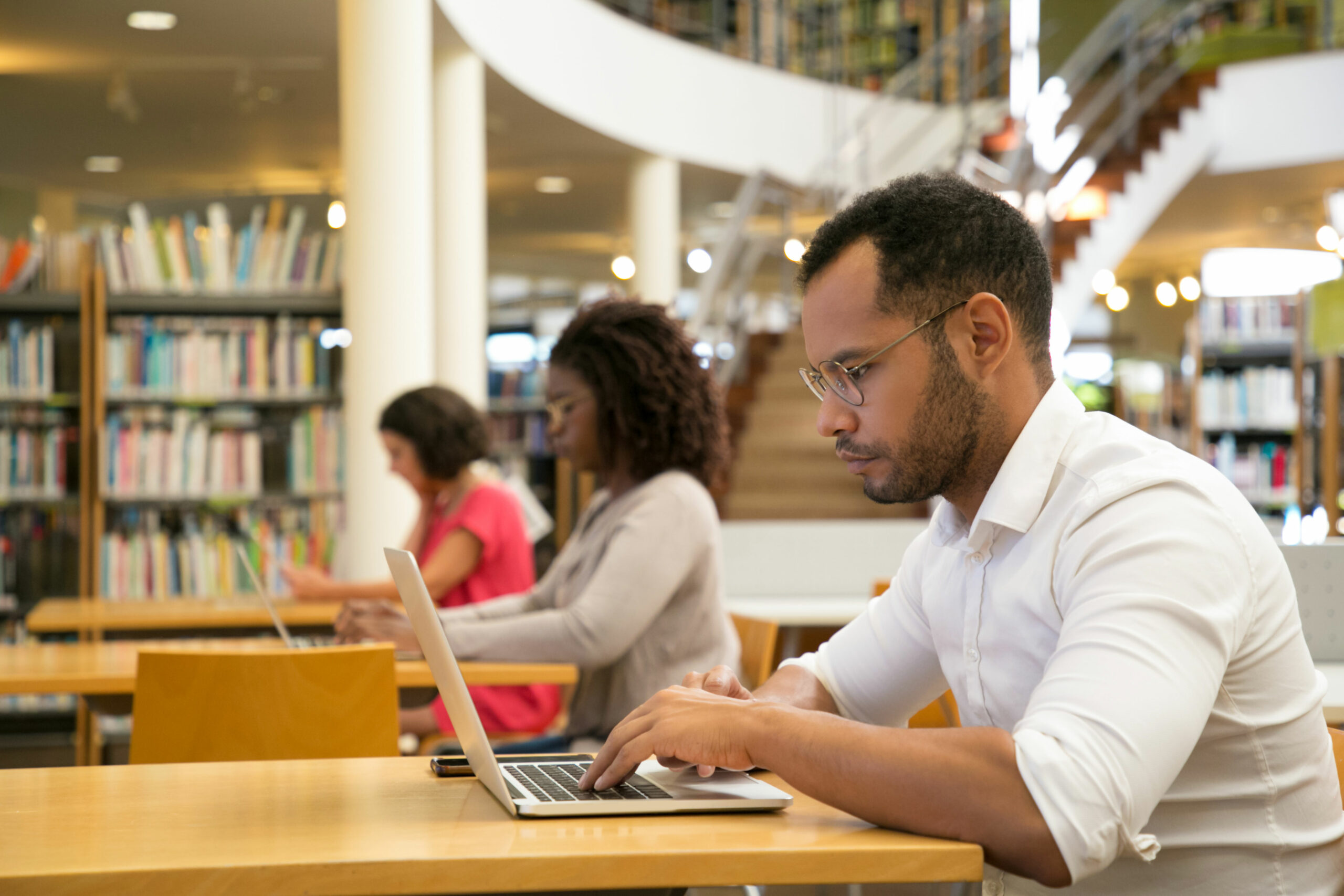 Personas usando computadoras en un entorno educativo